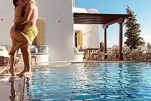 分手后的东契奇也太强了！东契奇此前与女友甜蜜相拥倒入泳池